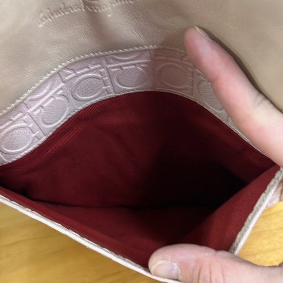 Pink Ferragamo crossbody - Picture 4 of 15